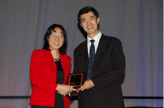 Xihong Lin presents the COPSS Presidents' Award to Samuel Kou.