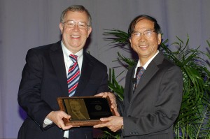ASA President Robert Rodriguez present C. F. Jeff Wu with Deming Lecture plaque
